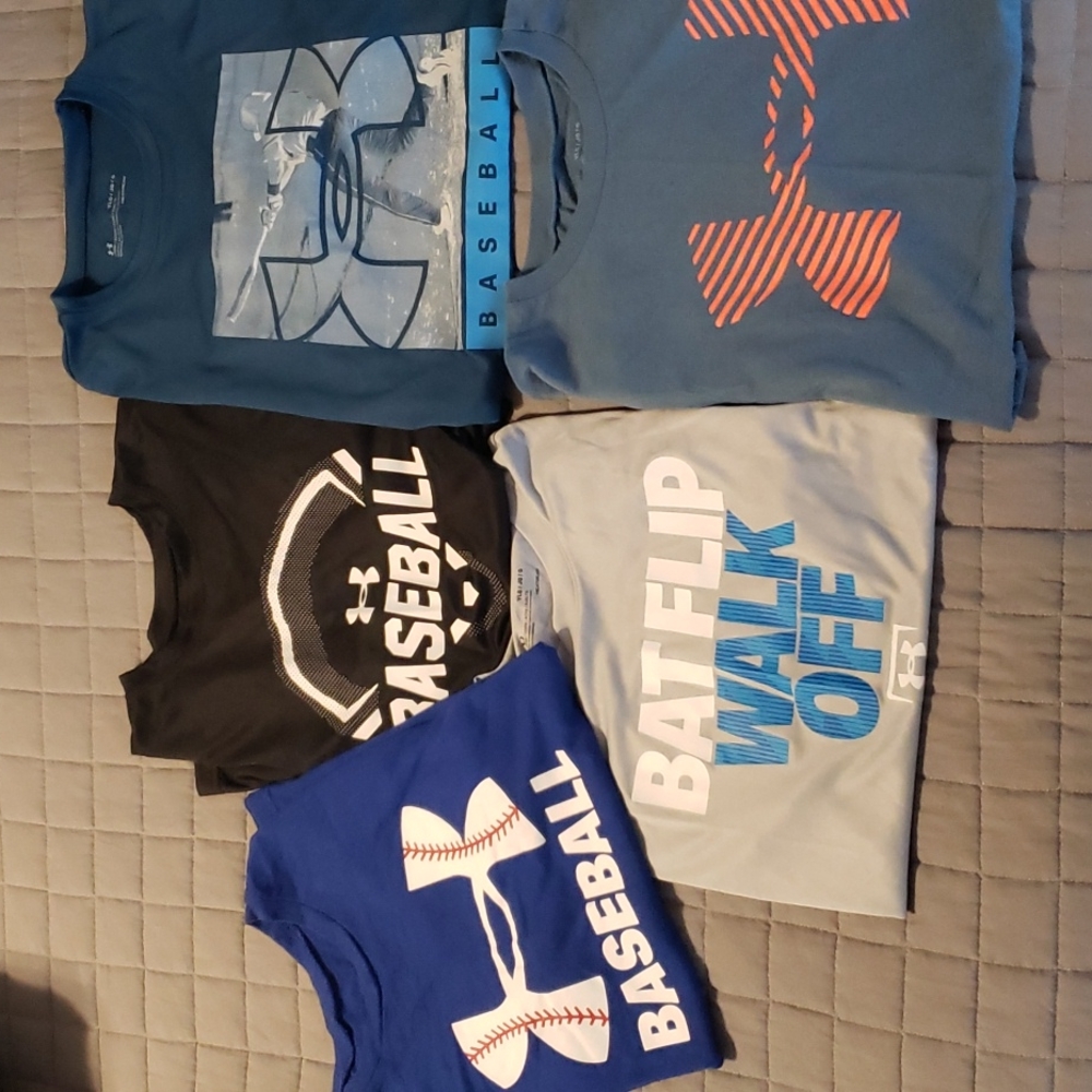 Under Armour boys large tee shirts